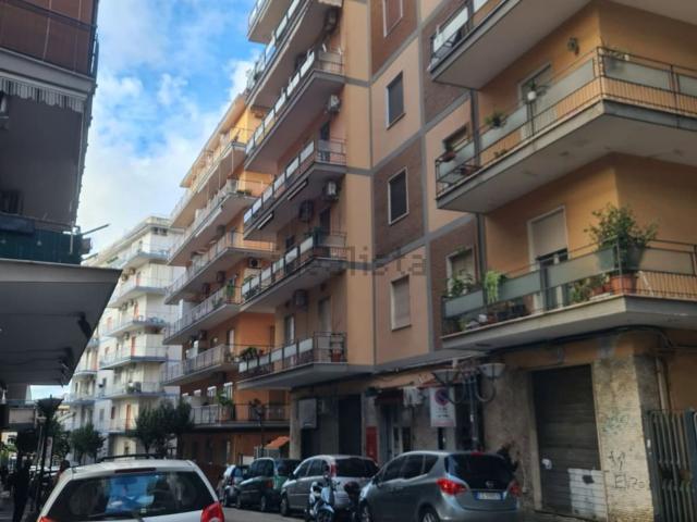 Locale Commerciale in vendita a Portici, Campania