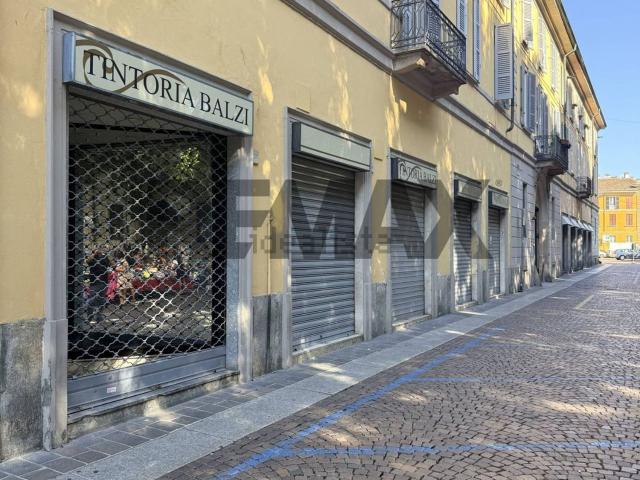 Locale Commerciale in vendita a Ponte di Pietra, Pavia