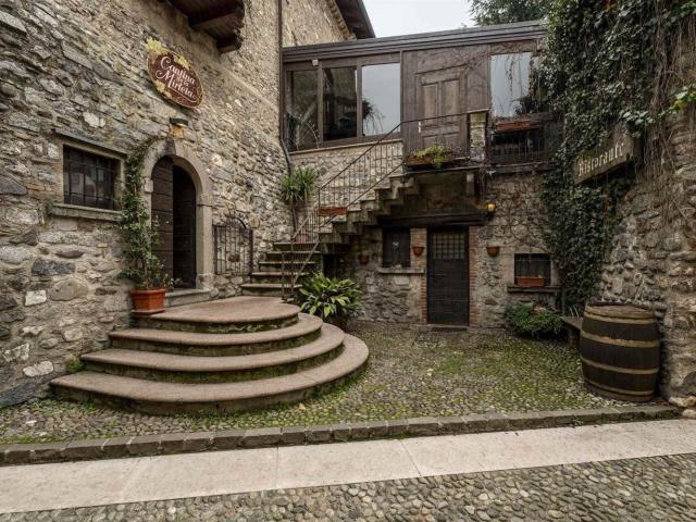 Locale Commerciale in vendita a Cisano, San Felice Del Benaco