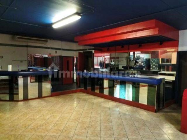 Locale Commerciale in vendita a Magione, Umbria