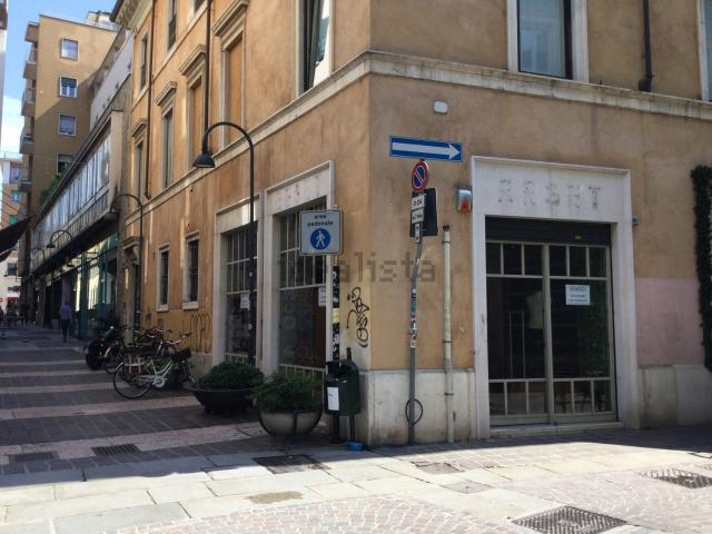 Locale Commerciale in vendita a Zona Centro, Brescia