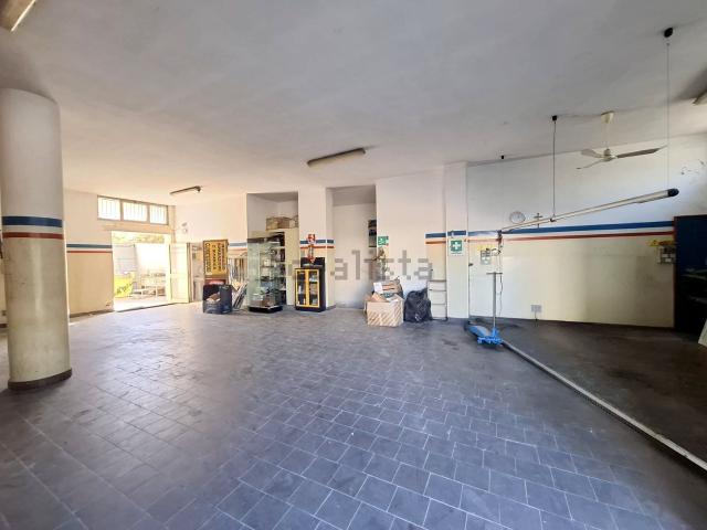 Locale Commerciale in vendita a Puglia, Lecce