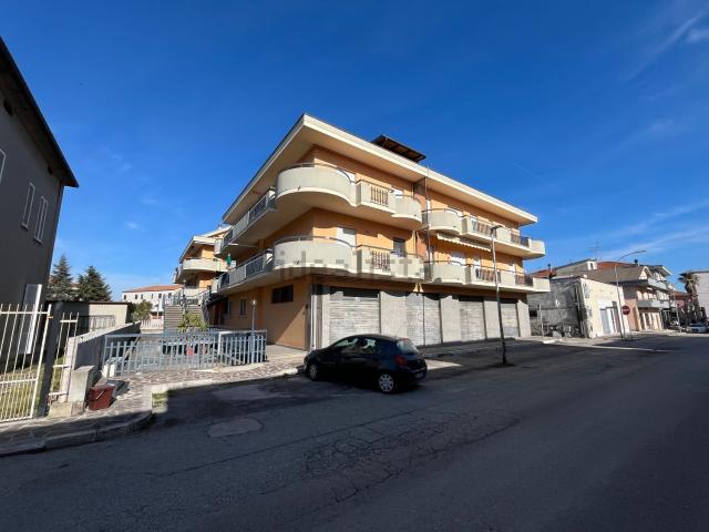 Locale Commerciale in vendita a Unione dei Comuni della Val Vibrata, Alba Adriatica