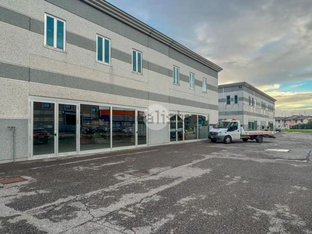 Locale Commerciale in vendita a Montirone, Lombardia