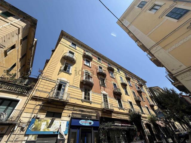 Locale Commerciale in vendita a Salerno, Campania