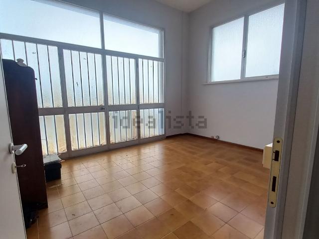 Locale Commerciale in vendita a Baraccola Ovest, Marche