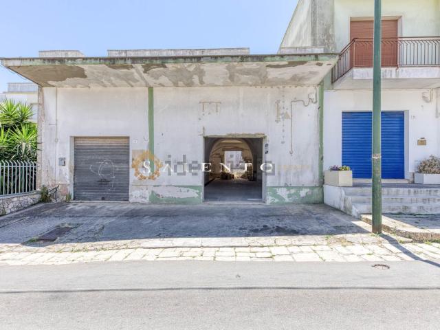 Locale Commerciale in vendita a Puglia, Lecce
