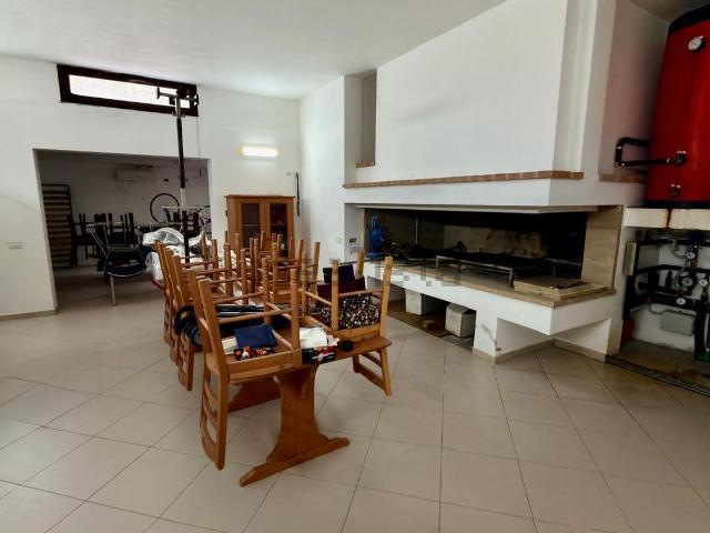 Locale Commerciale in vendita a Sant'Avendrace-Santa Gilla, Elmas