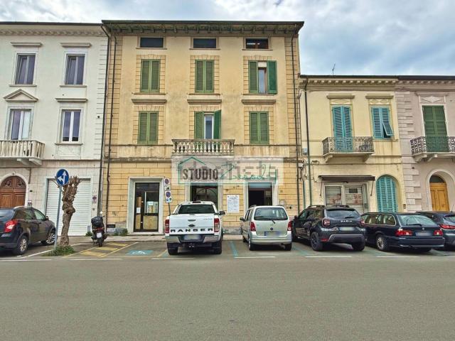 Locale Commerciale in vendita a Viareggio, Toscana