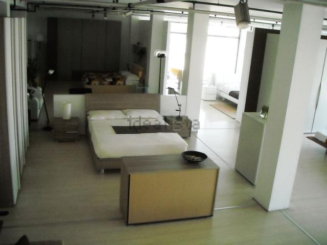 Locale Commerciale in vendita a Casalpusterlengo, Lombardia