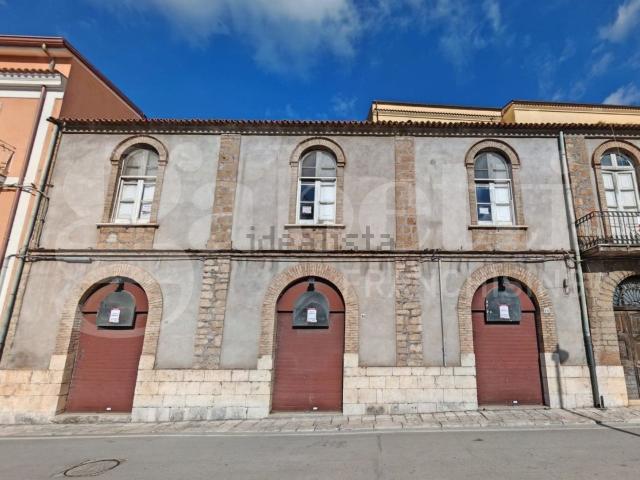 Locale Commerciale in vendita a Venafro, Molise