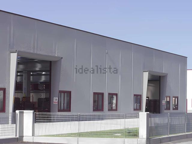 Locale Commerciale in vendita a Imperia, Liguria