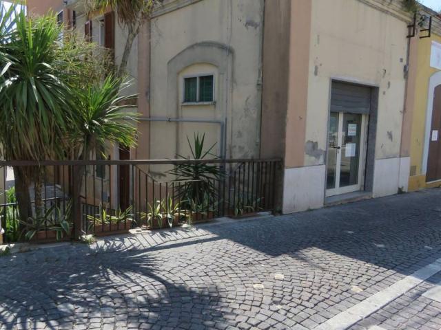 Locale Commerciale in vendita a Cese, San Vito Chietino