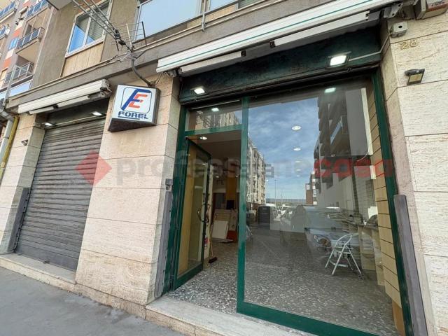 Locale Commerciale in vendita a Municipio 1, Puglia