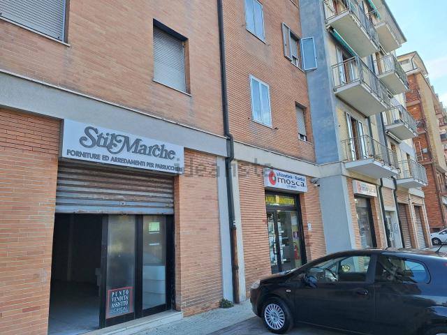 Locale Commerciale in vendita a Torrette, Ancona