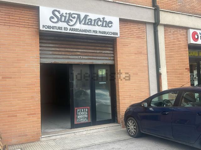 Locale Commerciale in vendita a Marche, Ancona