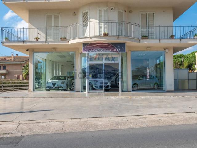 Locale Commerciale in vendita a Caltagirone, Sicilia