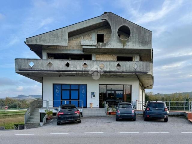 Locale Commerciale in vendita a Floriano, Campli