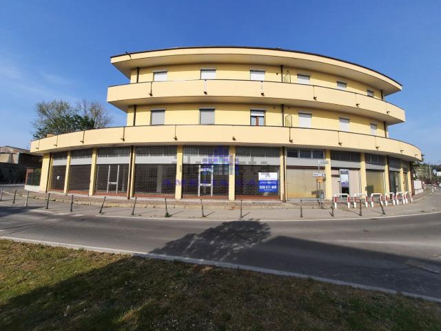 Locale Commerciale in vendita a Cornate D'adda, Lombardia