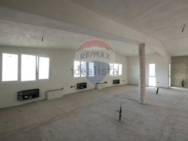 Locale Commerciale in vendita a Ciarnin, Marche