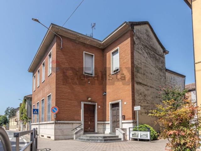 Locale Commerciale in vendita a Zeme, Lombardia
