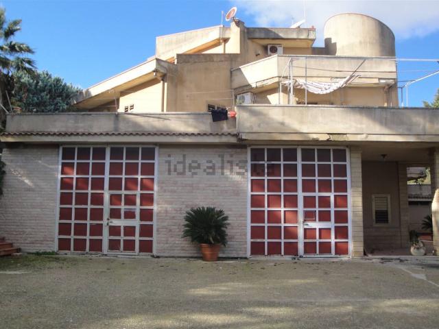 Locale Commerciale in vendita a Caltanissetta, Sicilia