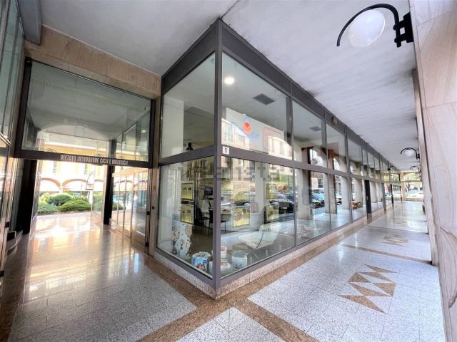 Locale Commerciale in vendita a Oltresempione, Legnano