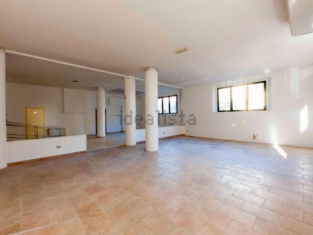 Locale Commerciale in vendita a Calcinaia, Lecchi