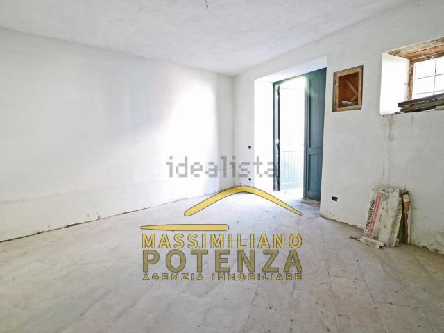 Locale Commerciale in vendita a Pescia, Ricciano