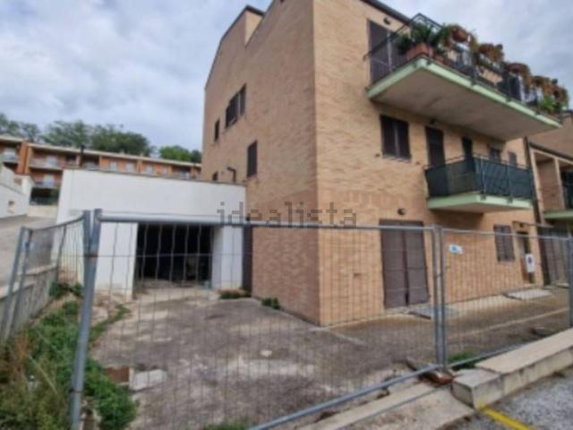 Locale Commerciale in vendita a Tirassegno, Marche