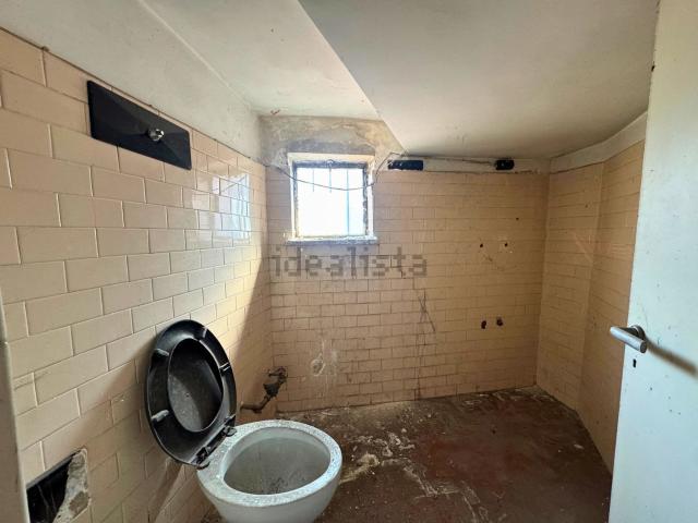 Locale Commerciale in vendita a Ponte San Pietro, Lombardia