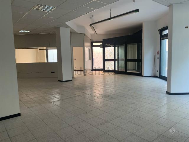 Locale Commerciale in vendita a Puglia, Taranto