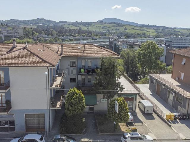 Locale Commerciale in vendita a Baraccola Ovest, Marche