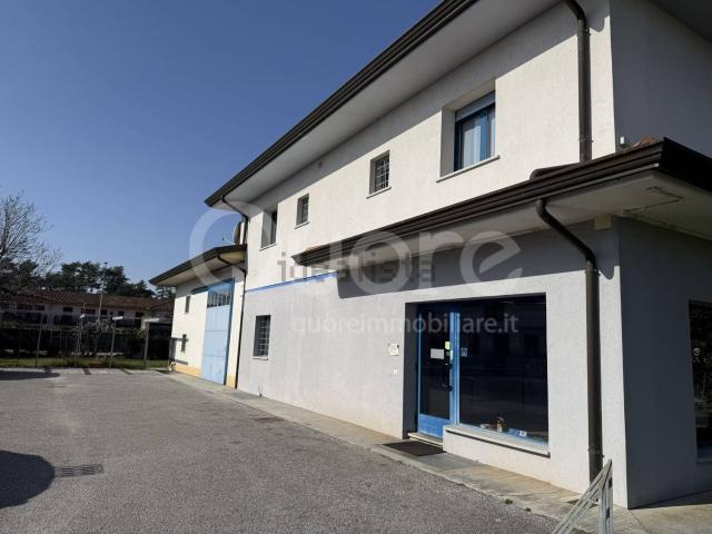 Locale Commerciale in vendita a Borgo di Ponte, Cividale Del Friuli