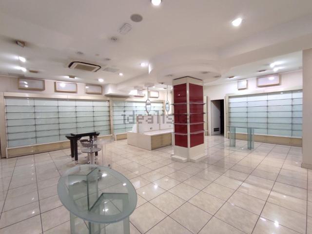 Locale Commerciale in vendita a Municipio Roma VIII, Roma Capitale