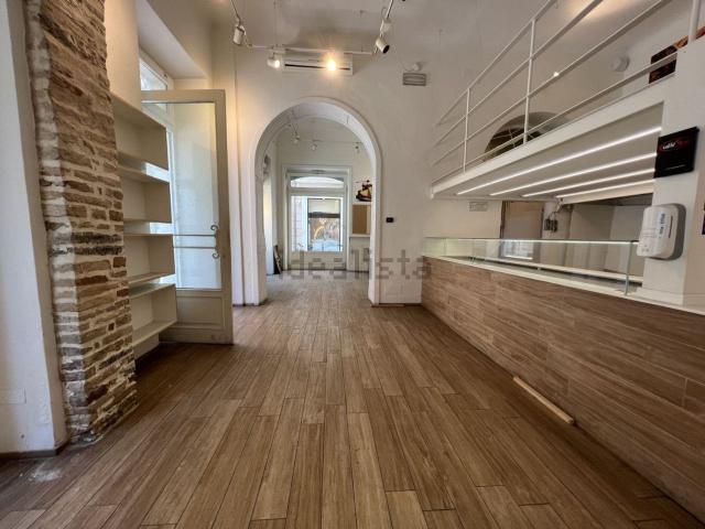 Locale Commerciale in vendita a Rione Porto, Marche