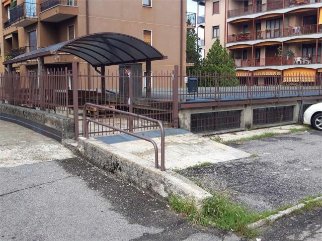 Locale Commerciale in vendita a Calcinate degli Orrigoni, Varese