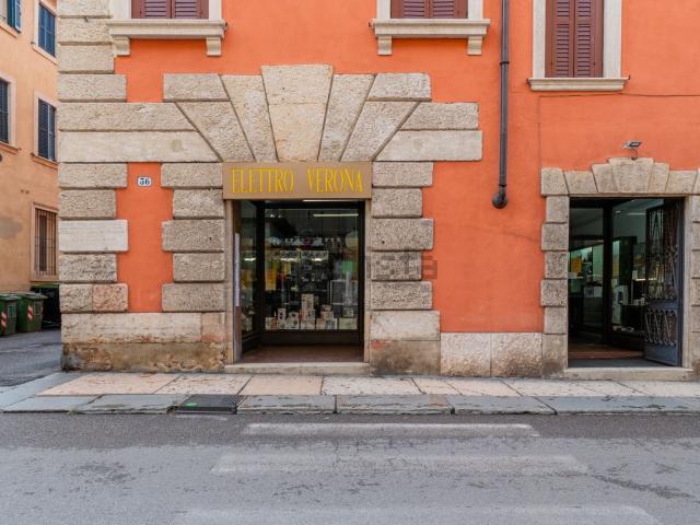 Locale Commerciale in vendita a Centro storico, Brenzone