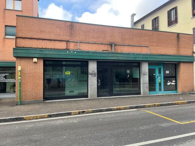 Locale Commerciale in vendita a Cederna, Monza