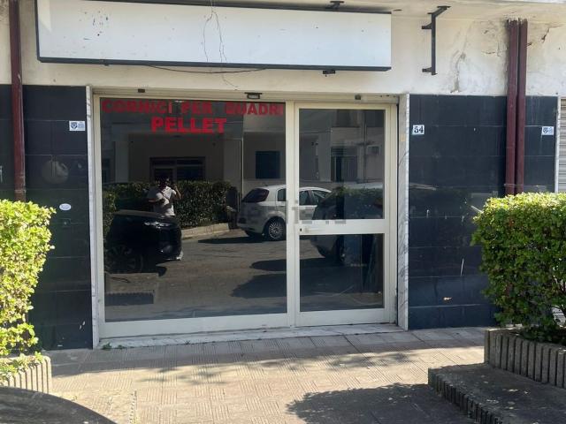 Locale Commerciale in vendita a Montalto Uffugo, Cosenza