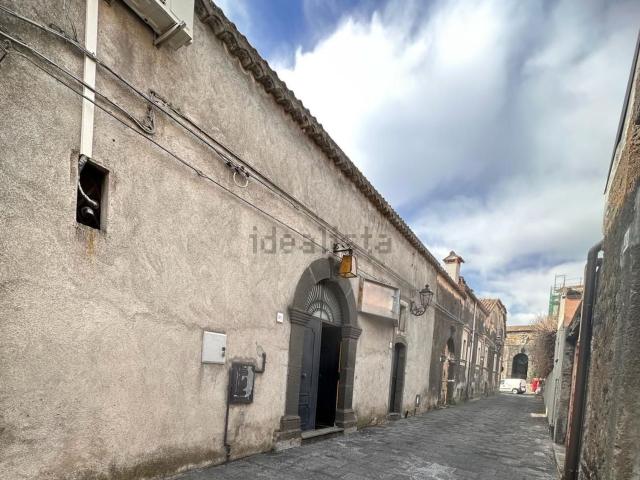 Locale Commerciale in vendita a Pedara, Sicilia