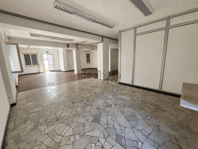 Locale Commerciale in vendita a Volta-Prealpi, Saronno