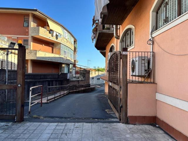 Locale Commerciale in vendita a Sciara, Mascalucia