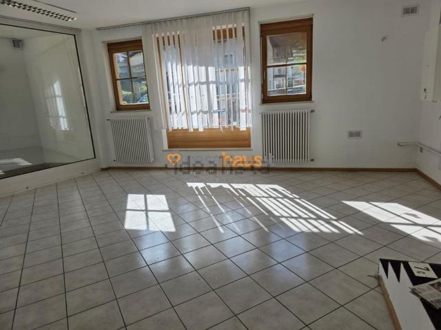 Locale Commerciale in vendita a Überetsch-Unterland - Oltradige-Bassa Atesina, Ora