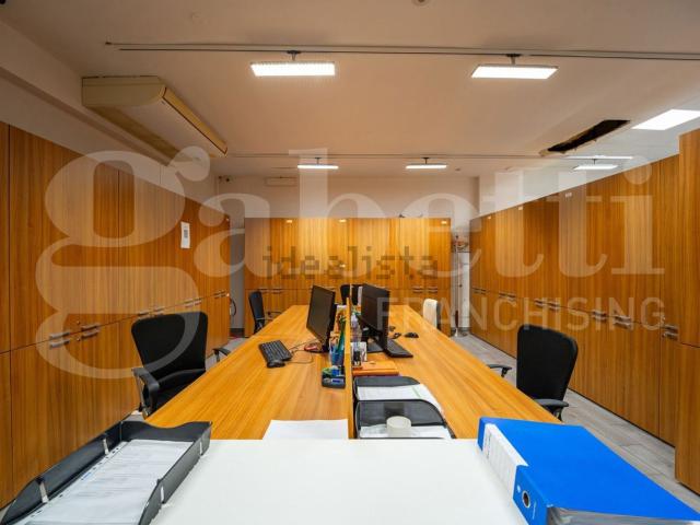 Locale Commerciale in vendita a VI Circoscrizione, Palermo