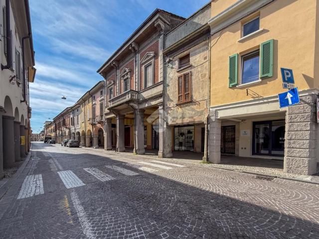 Locale Commerciale in vendita a Castelleone, Lombardia