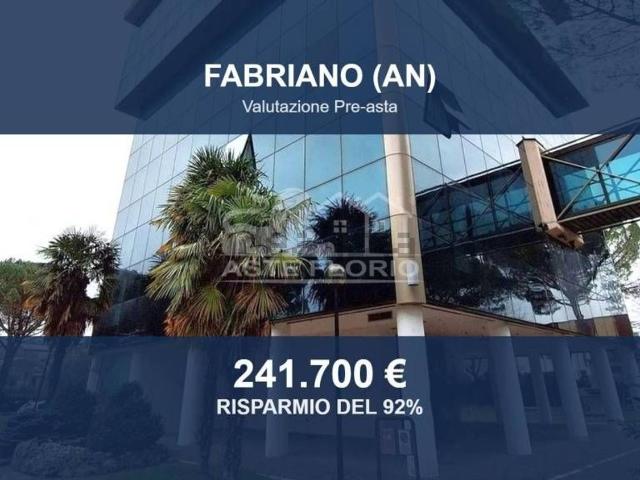 Locale Commerciale in vendita a Santa Maria, Marche