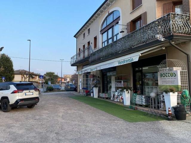 Locale Commerciale in vendita a Monticello Conte Otto, Veneto