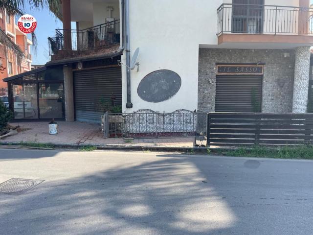 Locale Commerciale in vendita a San Marcellino, Campania