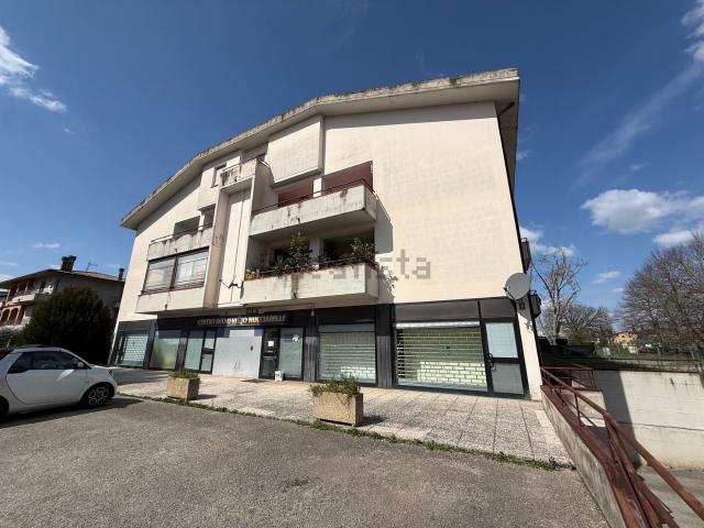 Locale Commerciale in vendita a Fornaci, Torgiano